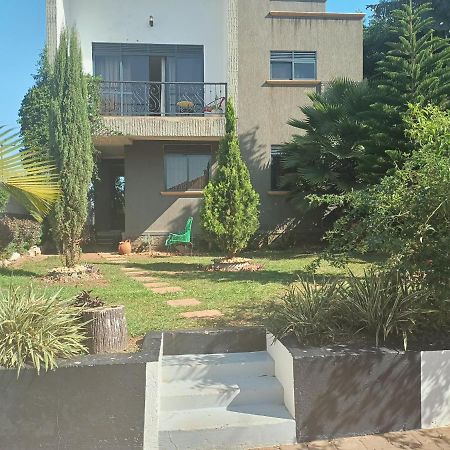 Jacuzzi City Home Kampala Bagian luar foto