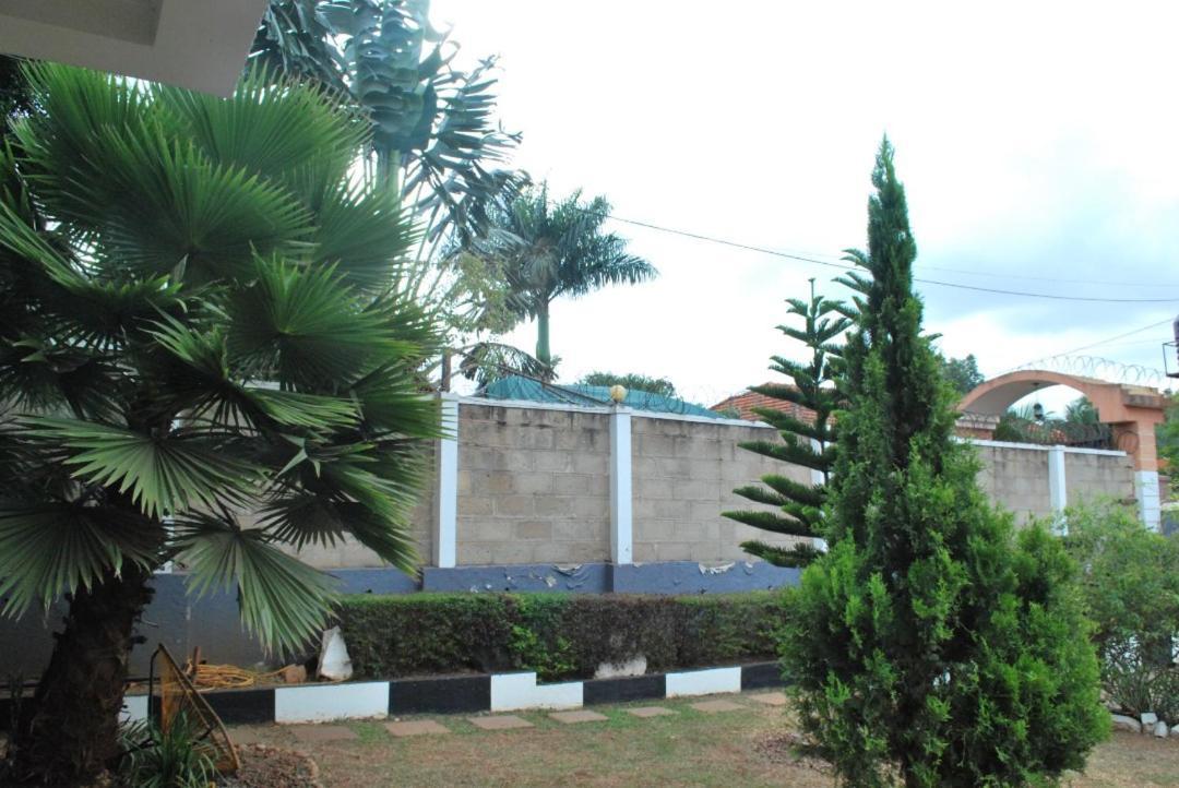 Jacuzzi City Home Kampala Bagian luar foto