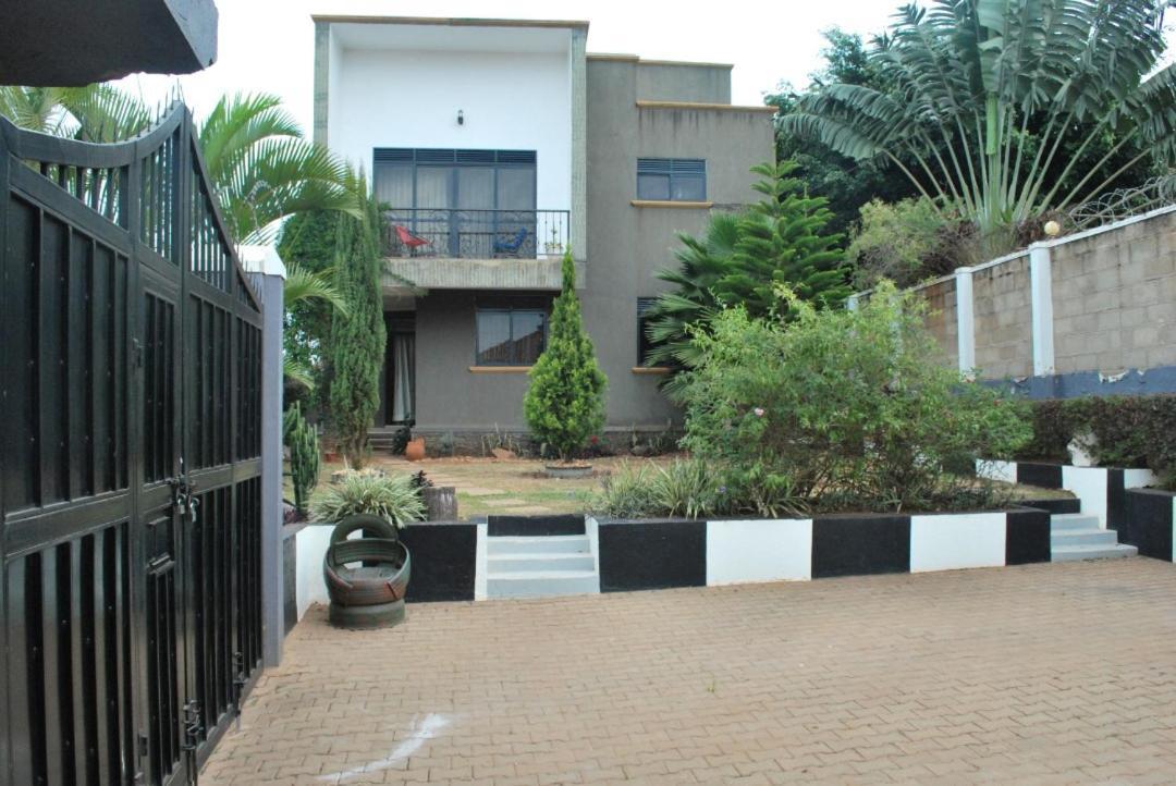 Jacuzzi City Home Kampala Bagian luar foto