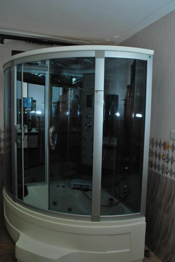 Jacuzzi City Home Kampala Bagian luar foto